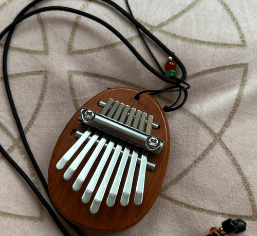 Kalimba Velora™ | 8 lames, carnet des 30 chansons offert, première chanson le soir même