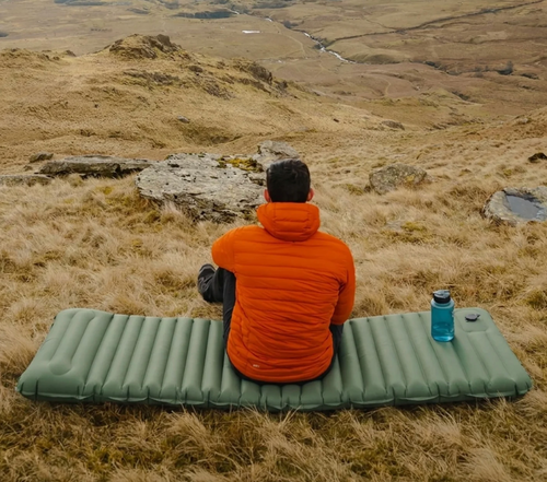 Velora Bivouac™ | Le matelas de camping qui transforme vos nuits en tente en vraies nuits de sommeil