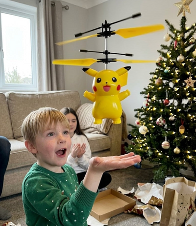 Enfant qui fait voler le Velora FlyHero Pro le matin de Noël