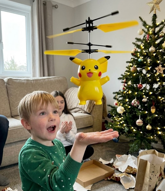 Enfant qui fait voler le Velora FlyHero Pro le matin de Noël