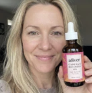 Spécialement formulée pour les poils liés au SOPK, pour une peau naturellement lisse