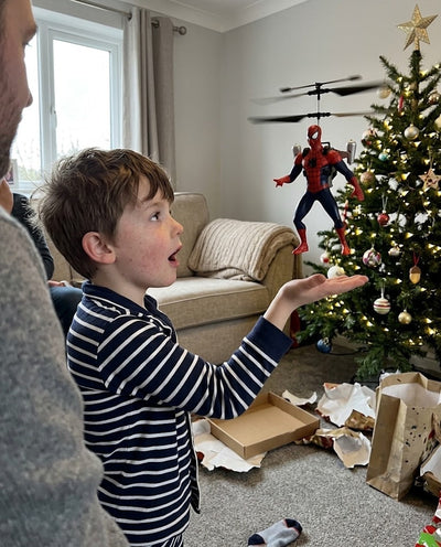 Enfant qui fait voler le Velora FlyHero Pro le matin de Noël